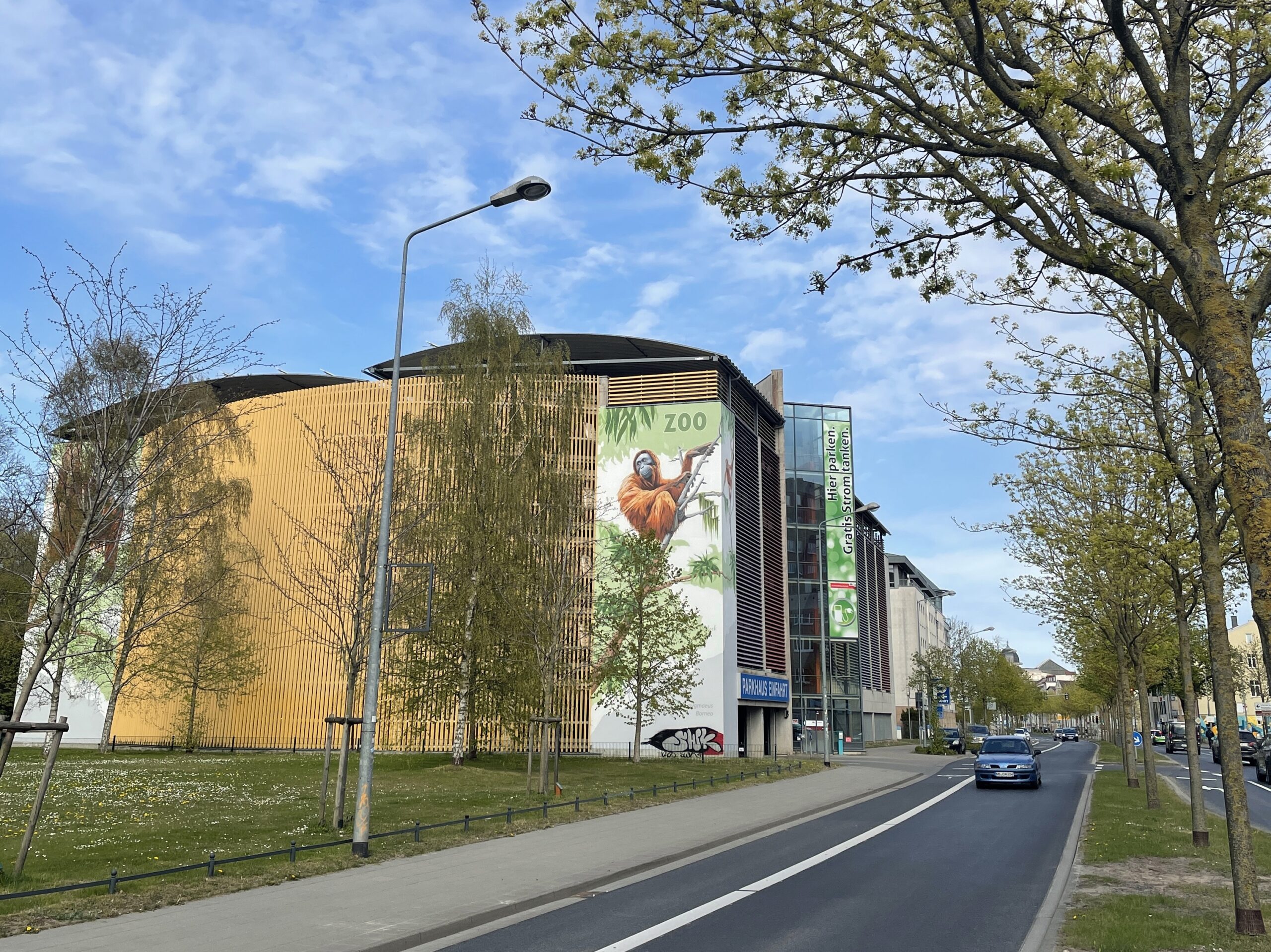 Rostocker Parkhaus Am Gericht - Blick aus der August-Bebel-Straße auf die West- und Südfassade