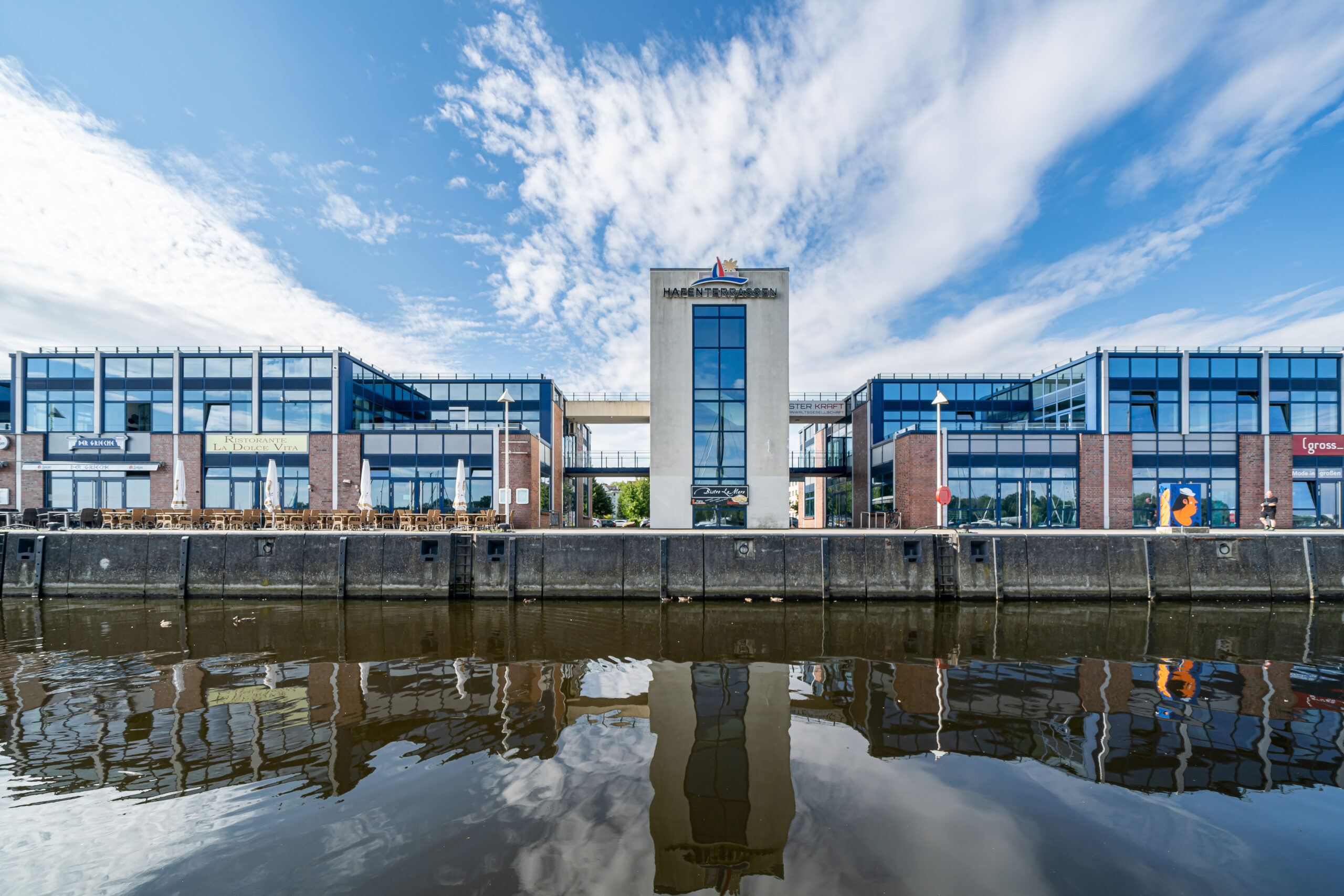 Blick von der Rostocker Stadthafen-Warnow auf den Gebäudekomplex Hafenterrassen