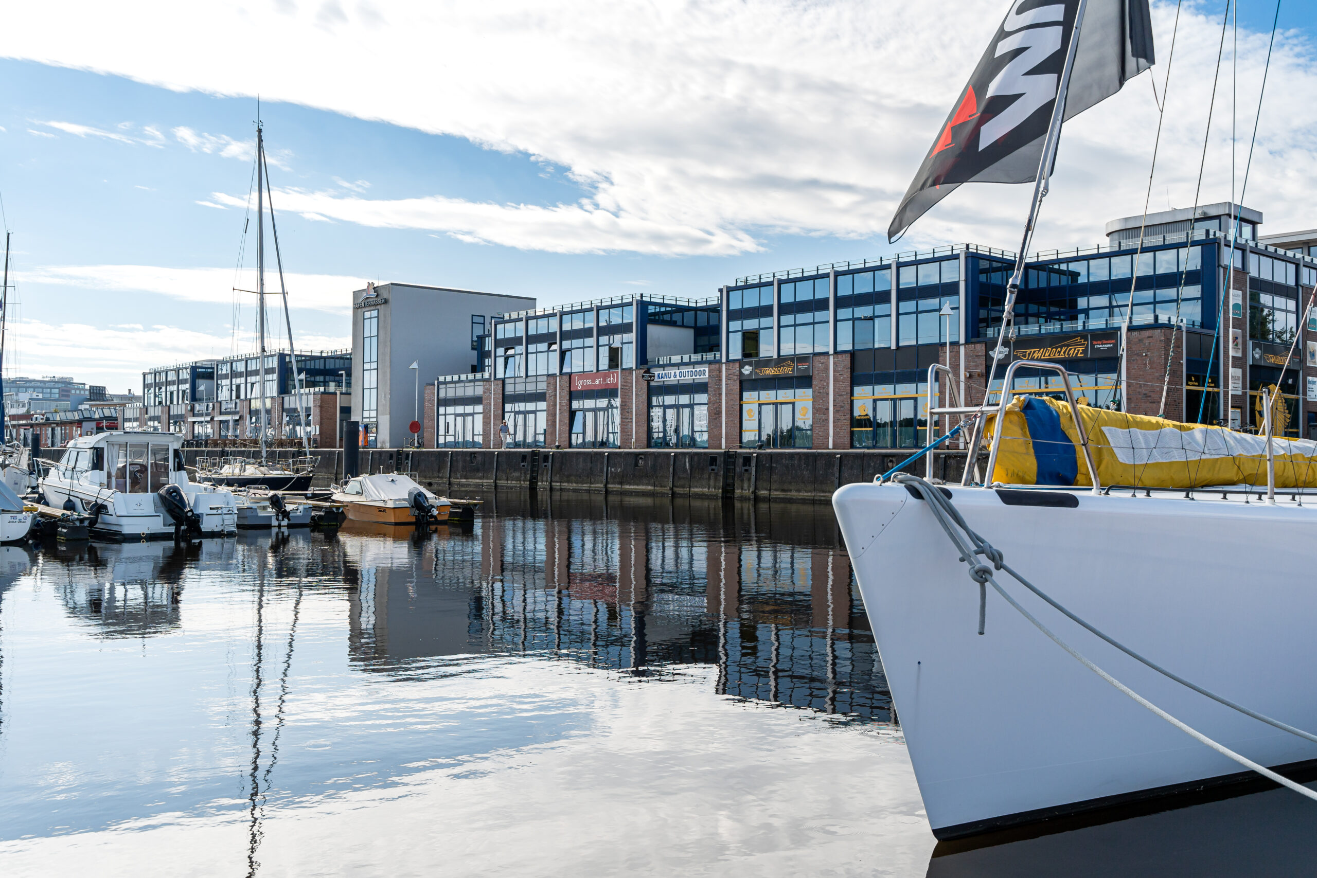 Blick vom Rostocker Schwimmsteg Stadthafen auf den Gebäudekomplex "Hafenterrassen"