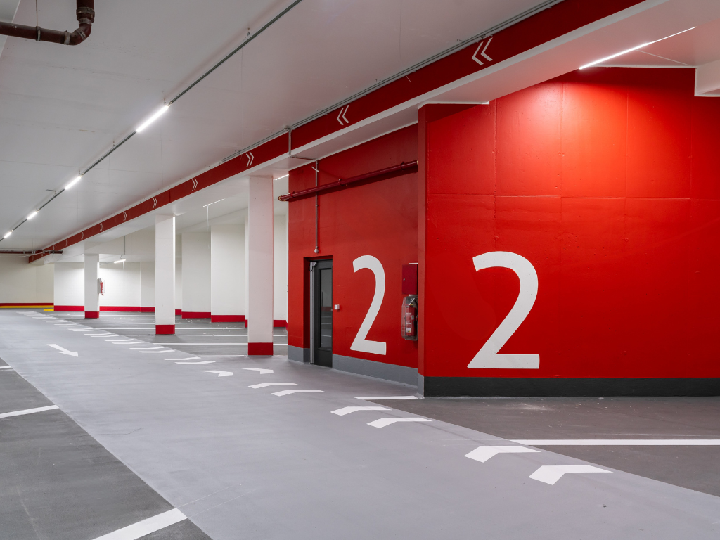 Rostocker Tiefgarage City, Blick in die zweite Etage vor Eröffnung, zentral eine rote Wand mit der großen weißen Ziffer 2