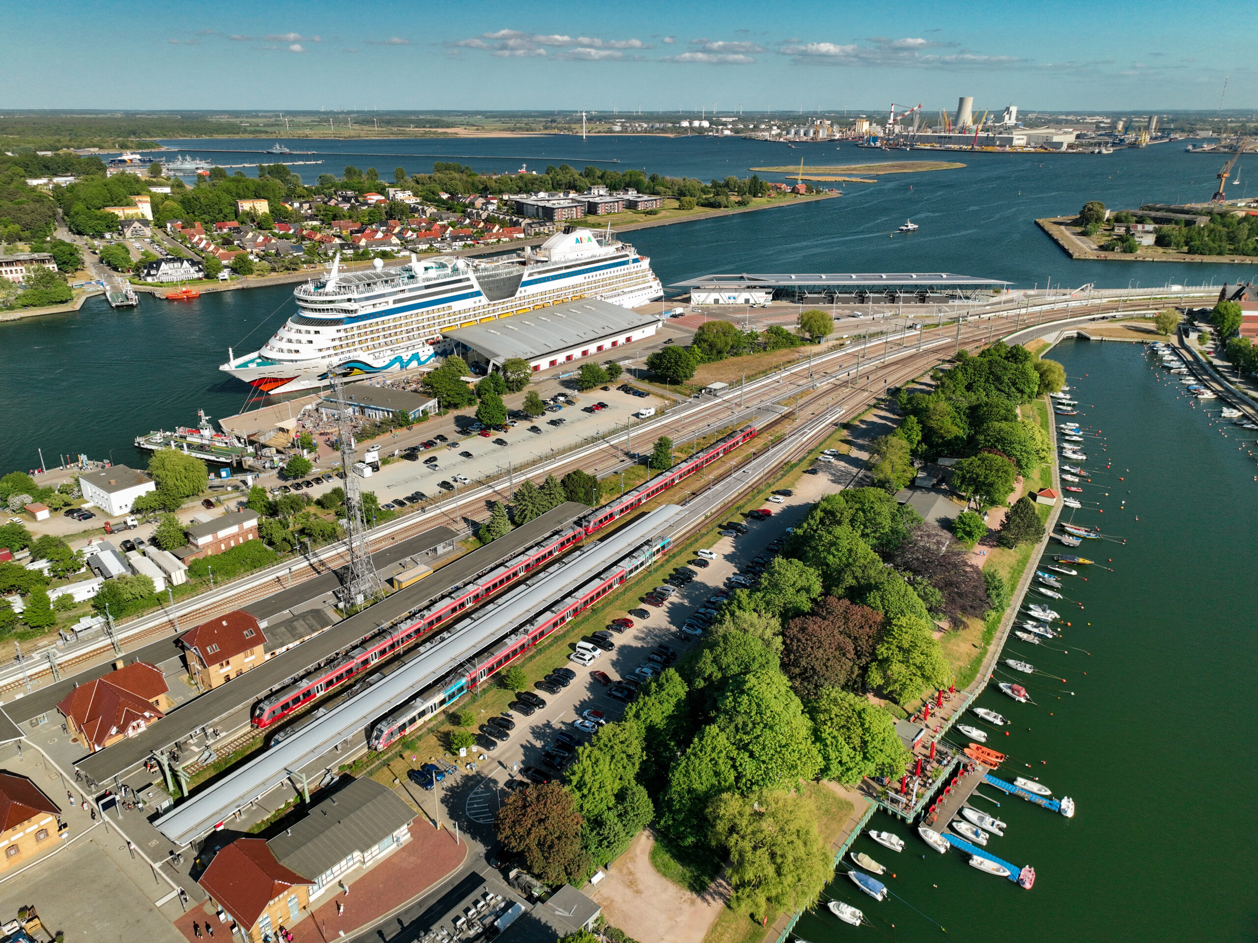 Das Luftbild zeigt den Parkplatz Am Bahnhof in Warnemünde