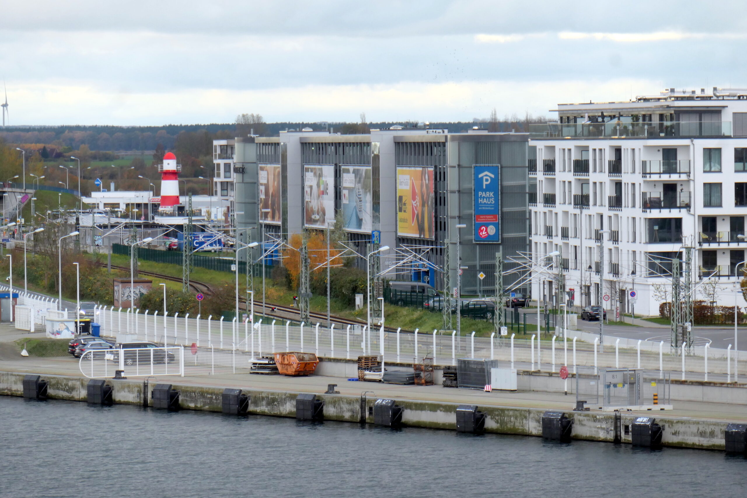 Parkhaus Am Molenfeuer in Rostock Warnemünde, Blick von Osten auf die Fassade