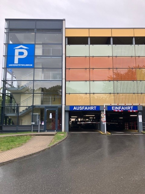 Parkhaus Universitätsklinikum Blick auf Treppenhaus, Ein- und ausfahrt in der Rostocker Kopernikusstraße