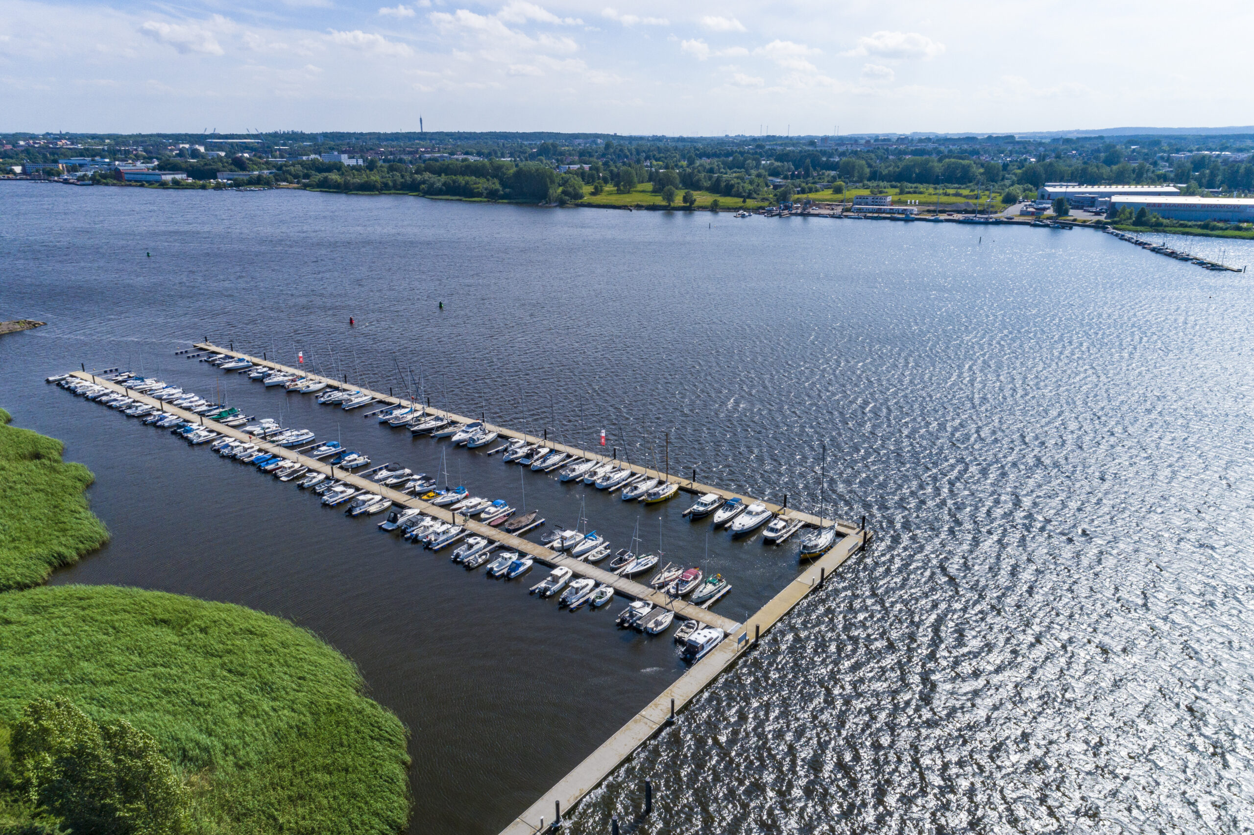 Luftbild mit Blick Richtung Süden auf die Marina und Steganlage Gehlsdorf an der Rostocker Warnow