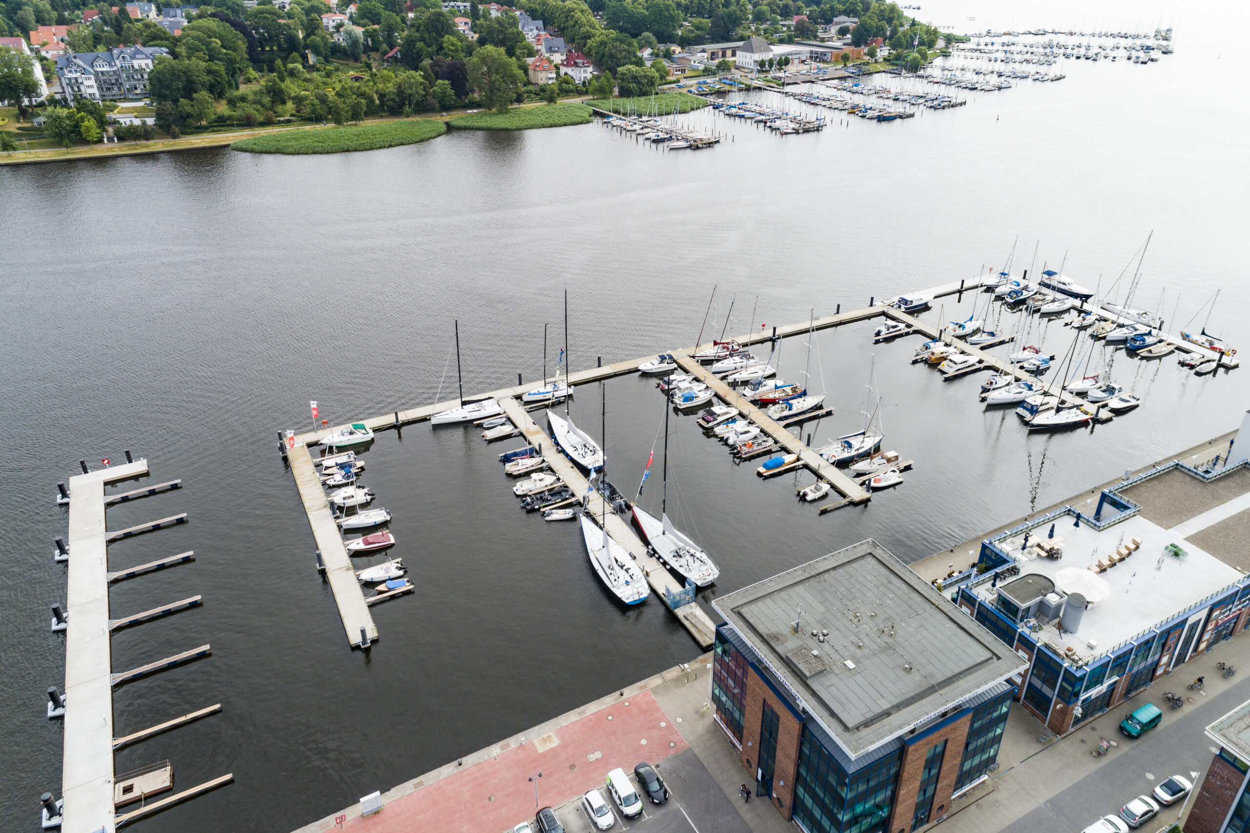 Luftbild mit Blick auf die Schwimmsteganlage und Marina Rostocker Stadthafen im Hintergrund das Gehlsdorfer Ufer mit weiteren Bootsstegen